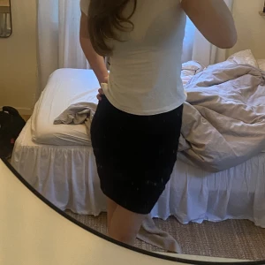 Kjol  - Super fin kjol från Gina tricot som som är lite för stor för mig 