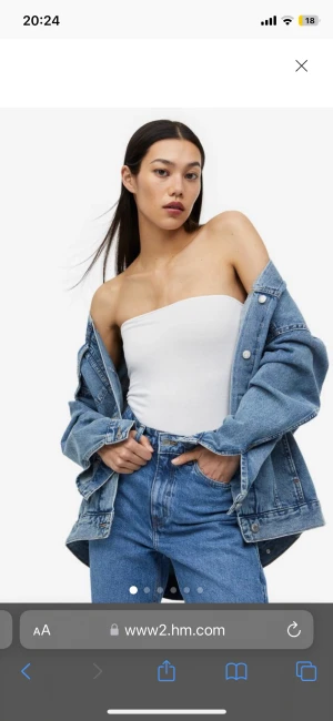 Vit tub topp - Säljer denna fina vita tub toppen från hm som är perfekt nu till sommar! Den är helt ny och oanvänd med lapparna kvar då jag köpte fel storlek💗