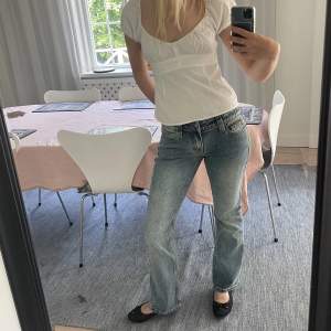 Skitsnygga lågmidjade Brandy Melville jeans (de heter Kylie Jeans) med utsvängning nertill. 💞Nyskick, bara testade aldrig använda då de är för små för mig. Kostar 450kr på brandys hemsida.