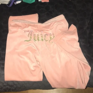 Juicy couture byxor  - Storlek L, små fläckar men inte så synliga. Använt de ett fåtal gånger. Fett sköna och väldigt anpassbara 