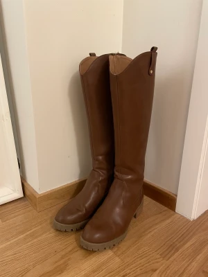 Snygga bruna stövlar  - Från Anna Feild. Skaften är 43 cm högsta punkt. Jag är 170 cm för referens. 