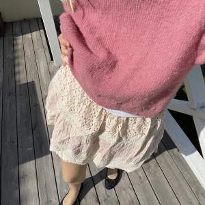Kjol från Zara (längesen) 🌸 ljus rosa och beige, jätte fin till sommaren! Passar mig som är storlek S men även någon som är M
