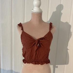 Sommartopp  - Jättegullig sommartopp köpt i Italien💞 Skick: använd en gång  Fler bilder? Skriv till mig så löser jag det!   Några frågor? Jag svarar så fort jag kan ❤️  Alla priser kan alltid diskuteras 😊