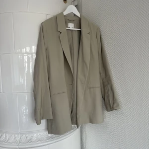 Kavaj - Ljusgrön kavaj från H&M, storlek S. Endast använd en gång, så gott som nyskick! Köpt för 349:-