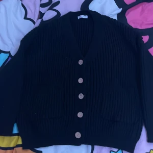 Svart cardigan - Säljer för att den inte har använts så mycket. Fint skick och har inga fläckar. Klicka på köp om du vill köpa, kontakta om du har frågor!