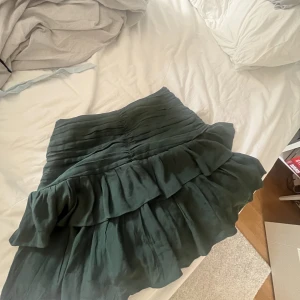 Grön volangkjol zara - Jätte fin volangkjol som aldrig kommit till användning