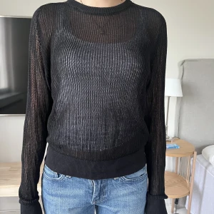 Mesh tröja - Säljer denna jätte snygga mesh toppen från zara som är använd en gång!!❣️❣️
