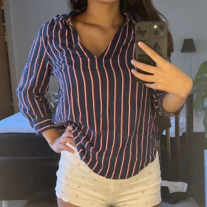 Tröja - Hej säljer denna fina tröja från hm💕 pågrund av att det inte är min stil❤️den har knappar vi armarna och armarna är ganska korta som man ser🌸skriv för intresse