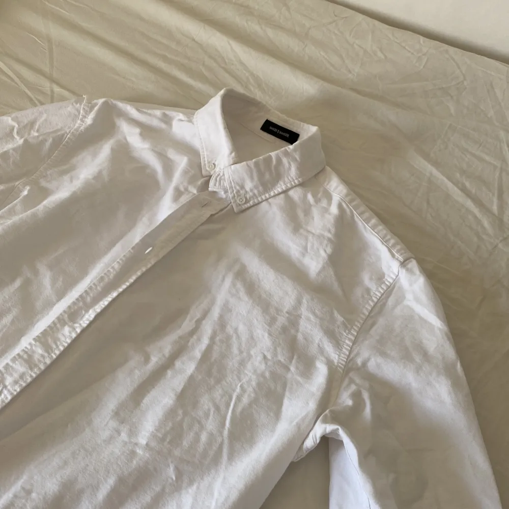 Säljer denna jättefina vita skjorta åt min kompis💗 uppskattade storleken är m-l, skriv om du har frågor eller vill ha fler bilder!💗. Skjortor.