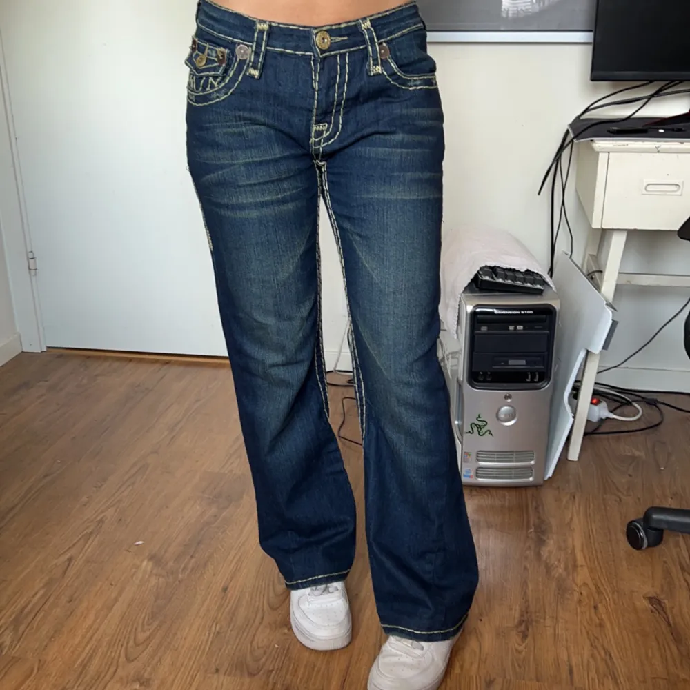 Ett par skitsnygga boot cut true religon jeans som är low waisted, fat stitch. Strl 30 skulle säga att de passar från längden 163-170😄🤙🏻. Jeans & Byxor.