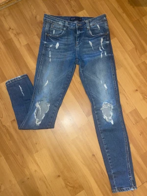 Jeans - Jeans i strl 34. Använda 1 gång