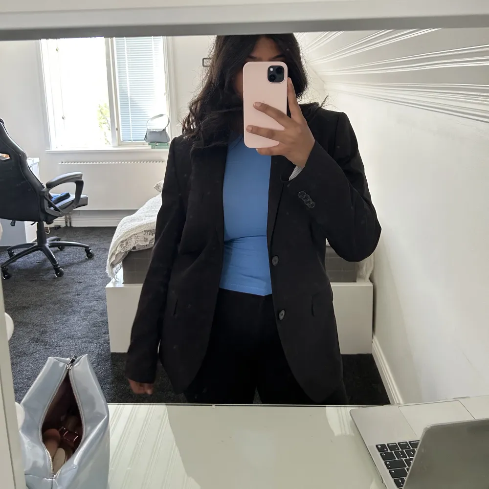 Superfin oversized blazer som jag säljer vidare pga att den inte kommer till användning, nyskick!. Kostymer.