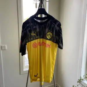 Snygg Dortmund tröja, från säsongen 18/19 med inget namn på ryggen! Storlek M