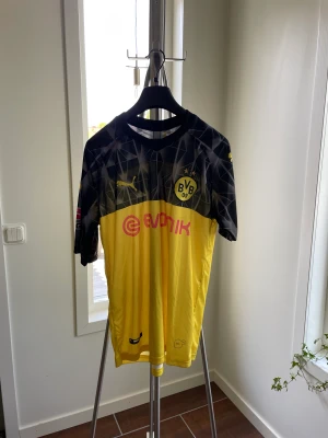 Dortmund tröja 18/19 - Snygg Dortmund tröja, från säsongen 18/19 med inget namn på ryggen! Storlek M