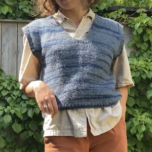Vintage Slip-over väst  - En stickad vintage slip-over väst köpt i London, storlek M ish 🌵