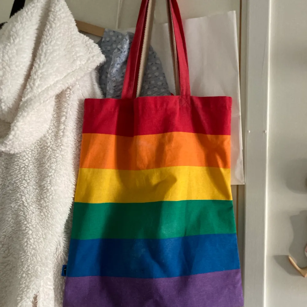 ❗️FRAKT : 10kr  Pride väska från Flying Tiger!🏳️‍🌈Finns inte längre i butik/online så passa på nu innan den är såld!! Väskan är hel, inga fläckar, lösa trådar, osv. Som ny. Väskor.