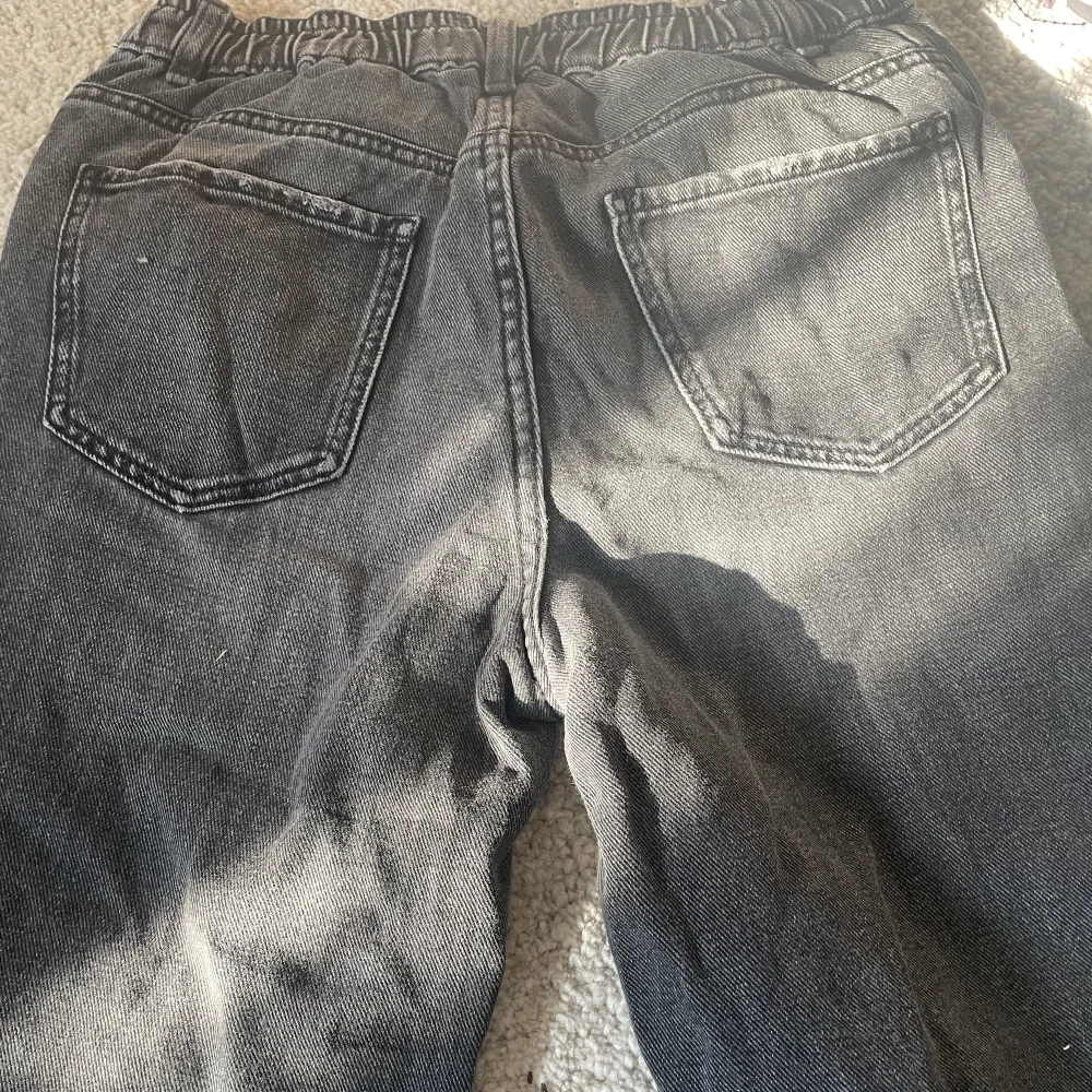 Svarta wide jeans för barn Knapp använda Tvättas innan skick. Jeans & Byxor.
