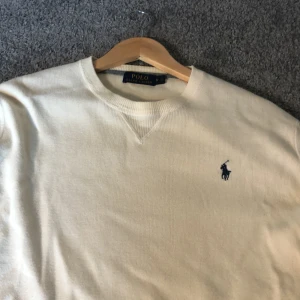 Ralph lauren tröja - Grymt fin tröja i toppskick. säljer pga för att den är för stor. creme vit