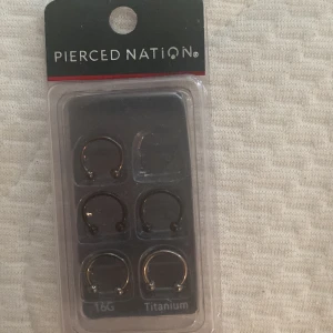 Septum piercing - Bara en borta. Helt rena o oanvända. Original pris 300kr ish köpt i Kanada 