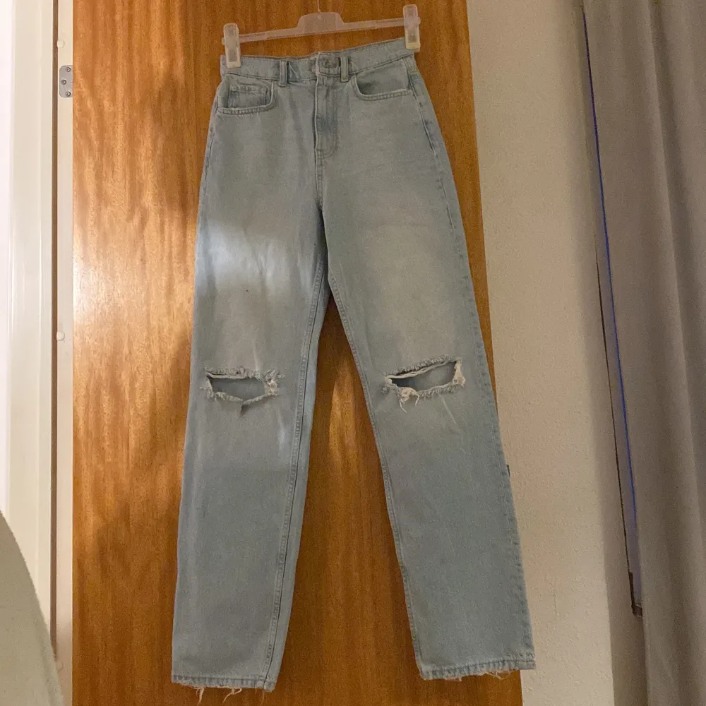 Långa mom jeans med slits storlek 34, Oanvända endast testade på . Jeans & Byxor.