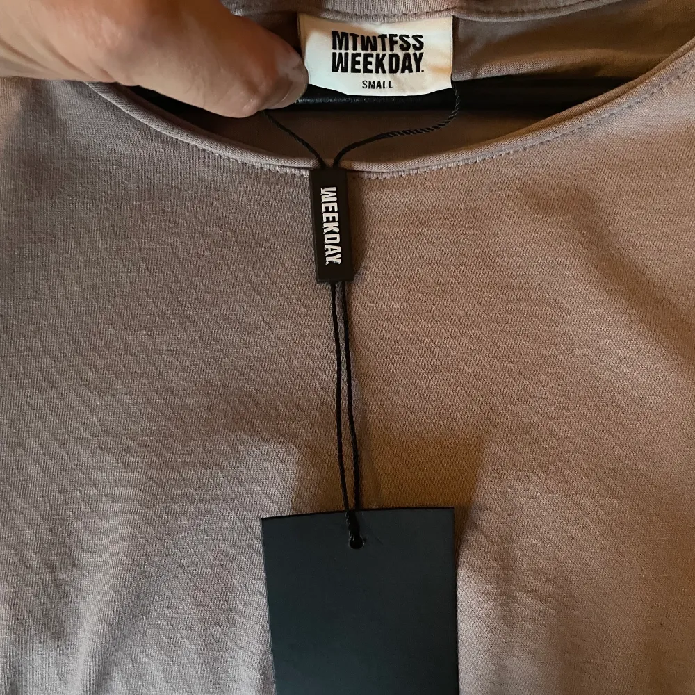 Beige/grå tshirt med djup krage helt ny med prislapp köpt för 15euro~175kr. T-shirts.