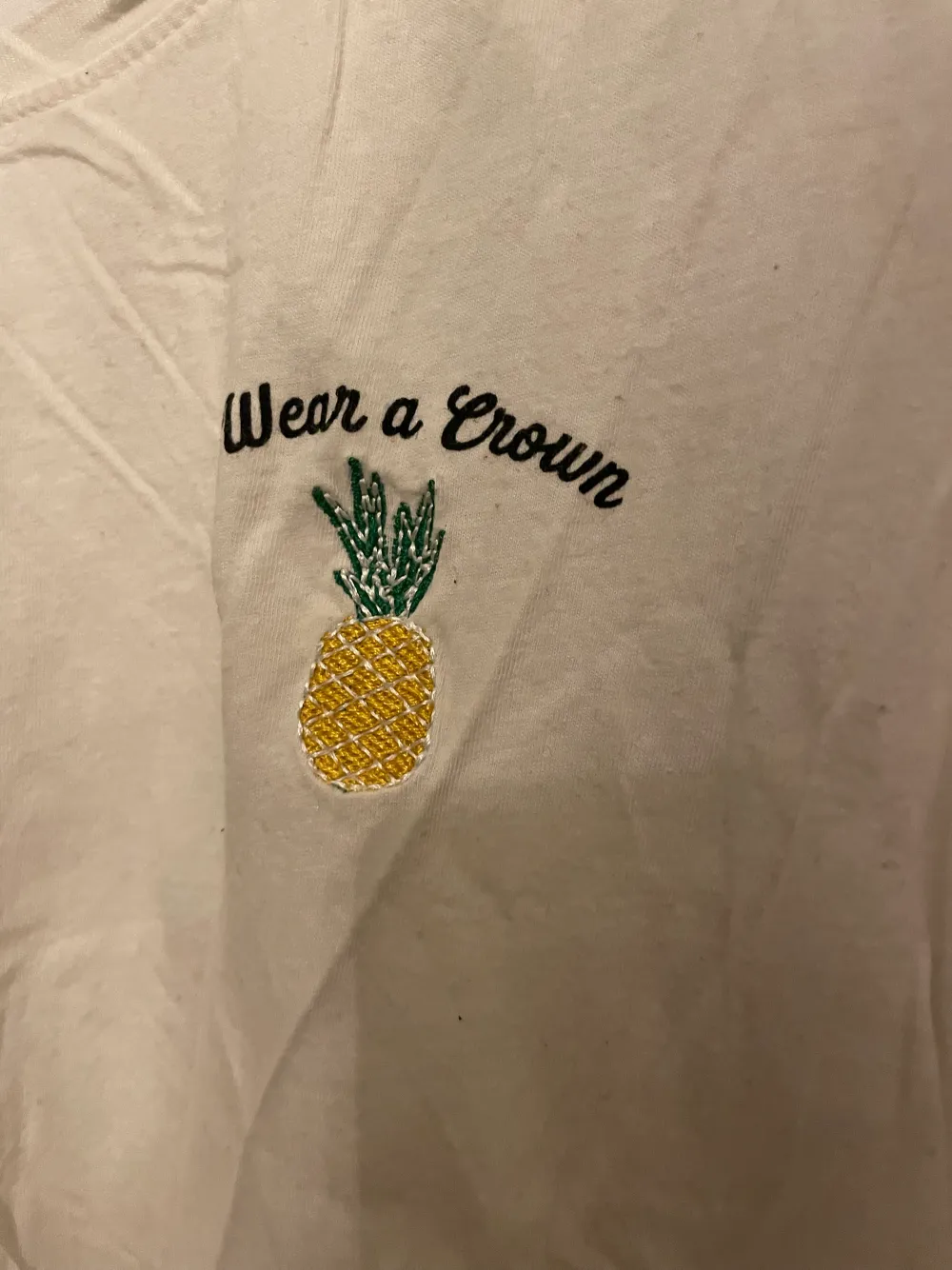 Vit enkel t-shirt med litet ananas tryck på. Köpt från polen för några sommrar sen. Är i mycket fint skick. T-shirts.