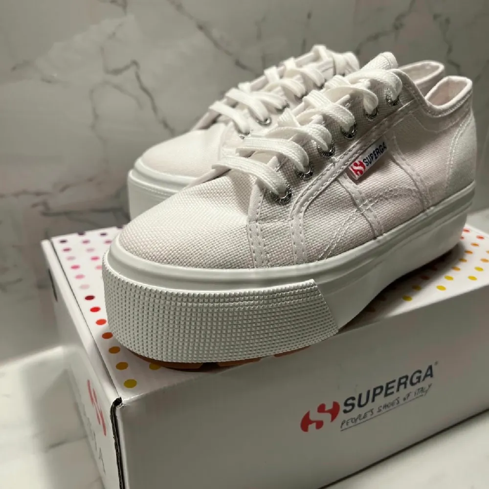 Säljer dessa supersnygga sneakers från Hailey Biber kollektion. Strl 38, skorna är helt oanvända och nya.. Skor.