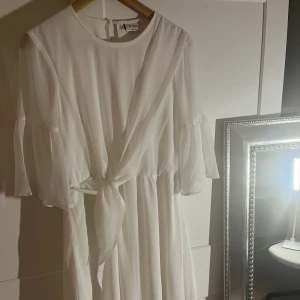 Klänning - Jättefin klänning till student, skolavslutning, midsommar eller liknande. Passar mig som har S💗