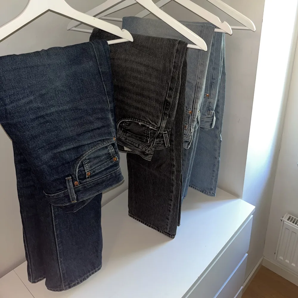 4 par Levi's Jeans 551 (W32 L34). Färg: Mörk blå, Mörk grå, 2x ljusblå. Nypris/byxa 1300kr. Säljer alla 4 för 1500kr!!. Jeans & Byxor.