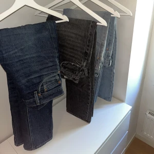 Levi's Jeans - 4 par Levi's Jeans 551 (W32 L34). Färg: Mörk blå, Mörk grå, 2x ljusblå. Nypris/byxa 1300kr. Säljer alla 4 för 1500kr!!