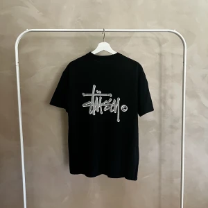 Stussy T-shirt  - Stussy T-shirt i storlek medium. Sitter lite oversized.
