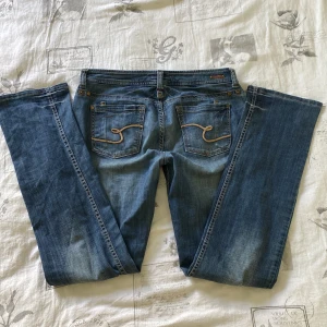 Lågmidjade mörkblåa jeans - Jätte fina Lågmidjade jeans! Jag köpte dem här på Plick men tyvärr lite för stora.💕