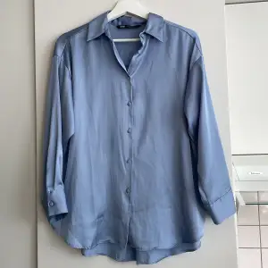 Skjorta, blus från Zara i satin💕
