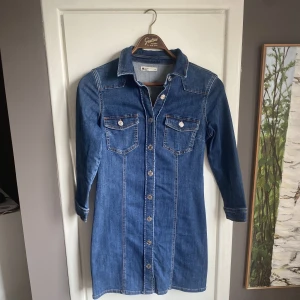 Jeansklänning - Jeansklänning som ny!!