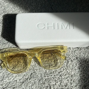 Chimi - Säljer nu mina gula somriga chimi glasögon i modellen 04 eftersom att dem inte kommer till användning. Ny pris på dessa är 1 250 kronor men hag säljer dem nu för 400 + frakt❤️