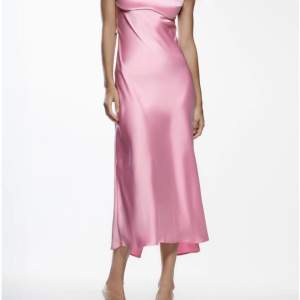 Smygg klänning fräna zara. Den är lite bleknad så säljer billigt men fortfarande jättefin när den är strykt!❤️