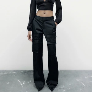 Zara cargo satin pants - Säljer dessa super snygga cargo byxorna från zara. Strl xs men passar också S. Polpulär slutsåld modell!💋