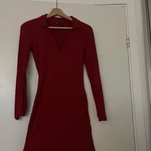 Vinröd klänningen 