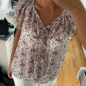 Blus - Blus från Zara, aldrig använd så fint skick! Kontakt mig vid frågor eller intresse💗