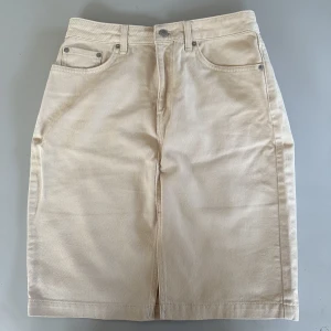 Jeanskjol - Snygg jeanskjol från NA-KD, aldrig använd. Köpt för 1 år sedan, storlek 38 💛