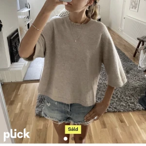 Stickad tröja   - (Bilderna är lånade!⚠️Slutsåld tröja från & otherstories säljs eftersom den inte kommer till andvänding❤️ Tröjan har krympt pyttelite så de är mer som en S