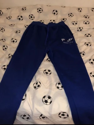 Trapstar dress - Hej jag beställde en trapstar dress som jag tyckte var för liten. Den är bra i skick och nytvättad. Den är storlek s/ small och fejk.  Jag säljer den för 500kr. Kontakta mig om ni vill köpa.