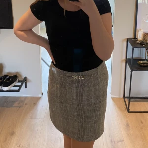 Grå kjol - Superfin och skön kjol med dragkedja baktill. Älskar denna men har köpt fel storlek. Helt oanvänd. 