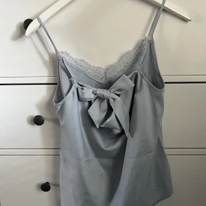 Spetslinne NA-KD - Fint linne med knytning bak. Endast provat.