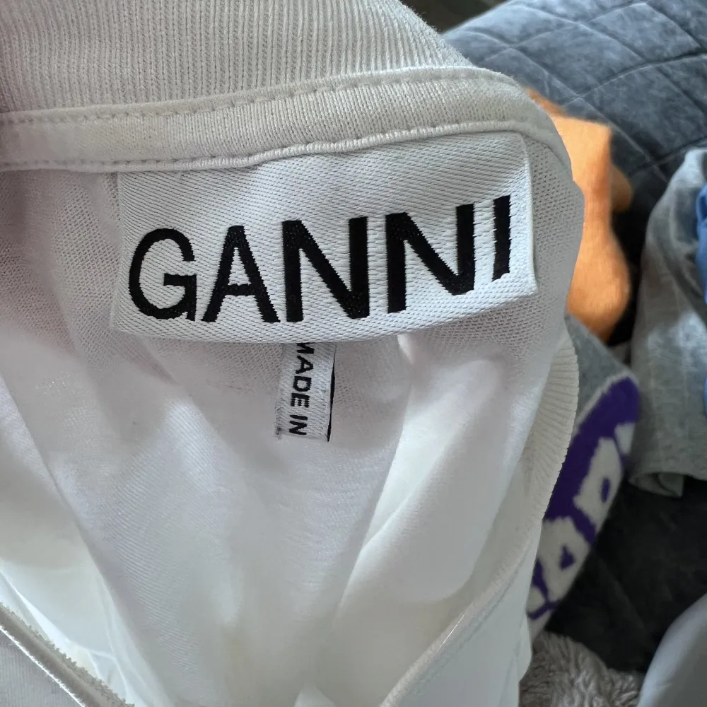 Säljer denna så fina tröjan från Ganni. Bara använd några få gånger så i väldigt bra skick!💓Frakt ingår ej. T-shirts.