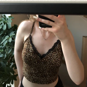 Leopard linne - Säljer det här linnet med leopardmönster. Bra skick. Säljer då jag inte använder den längre. 