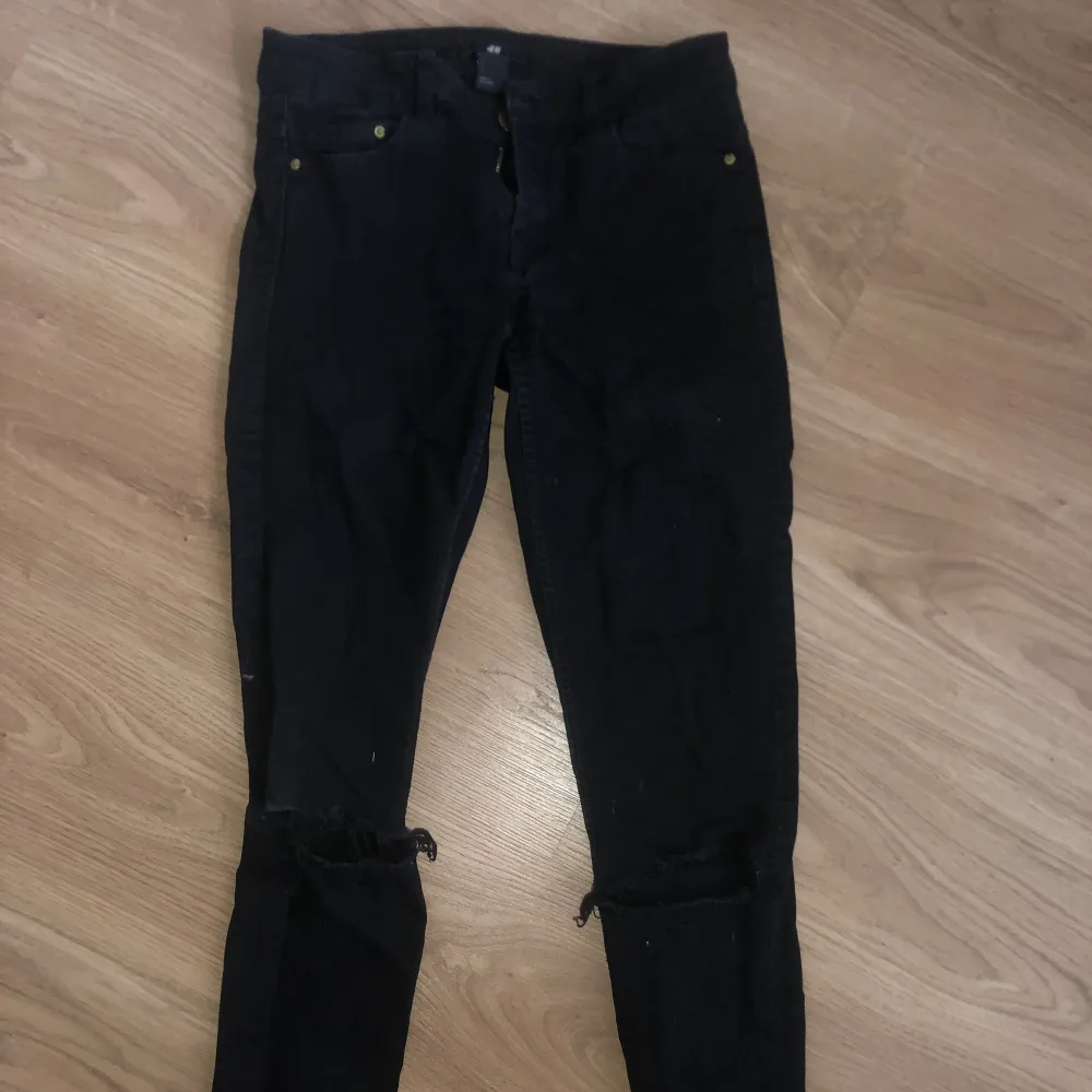 Svarta skinny jeans med hål på knäna . Jeans & Byxor.