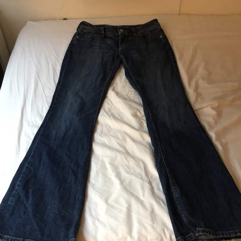 Säljer dessa jättefina jeans då dom är för stora😥 midjemått 37 cm tvärs över, innerbenslängd 85 cm💘. Jeans & Byxor.
