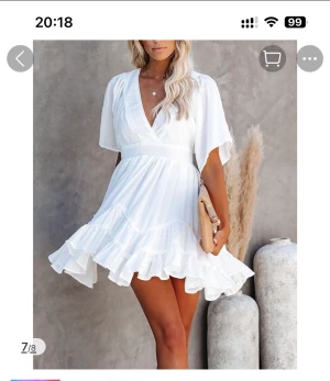 Studentklänning - Säljer nu två av denna fina modell som passar perfekt nu till studenten i storlek xl och xxl. Säljer pågrund av att jag inte får användning av dem. Aldrig använda och är helt nya i förpackning. Köpte för 550 kr men du kan få en för 350 eller båda för 600.