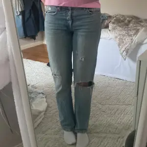 Säljer dessa jeans för att från zara för att dom är för korta dela sitter dom lite för tajt, vet tyvärr inte orginal pris, men det är storlek 38 och är ganska perfekta i storleken. Priser är såklart diskuterbart eftersom att jag inte vet vad dom kostade